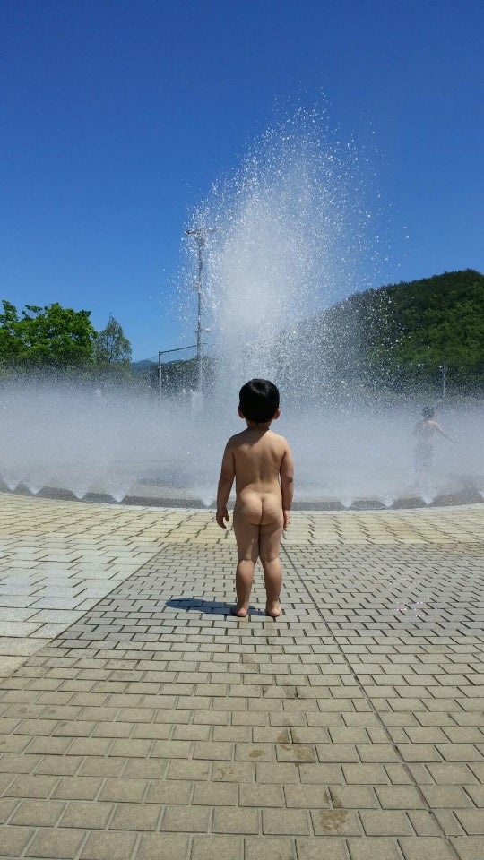 幼稚園児水遊び全裸 
